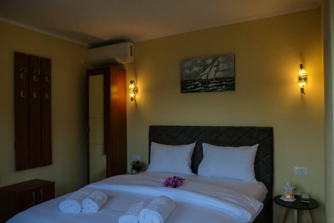 Villa & Apartments Perasto Bagian luar foto